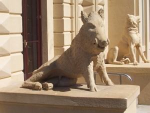 Pig sculpture at Isle of Wight (Wikimedia Commons)